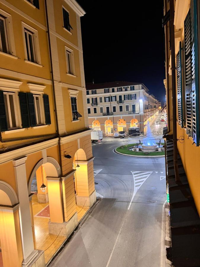 Casa Dante: Oneglia Centro-Marina-Spiagge Lägenhet Imperia Exteriör bild